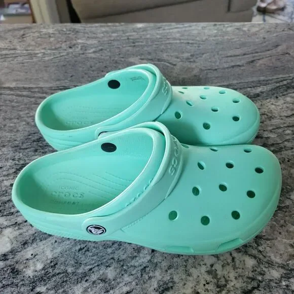 Crocs Unisex-Adult Classic Mint Green  Clog Mens 6 Women’s   8 Slip On - Picture 3 of 5